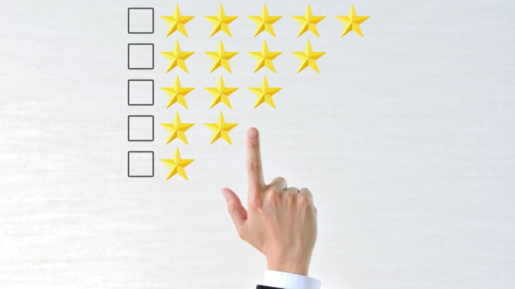 Aprenda a transformar avaliações negativas em oportunidades de crescimento e melhore sua reputação online com estratégias eficazes e empáticas.
