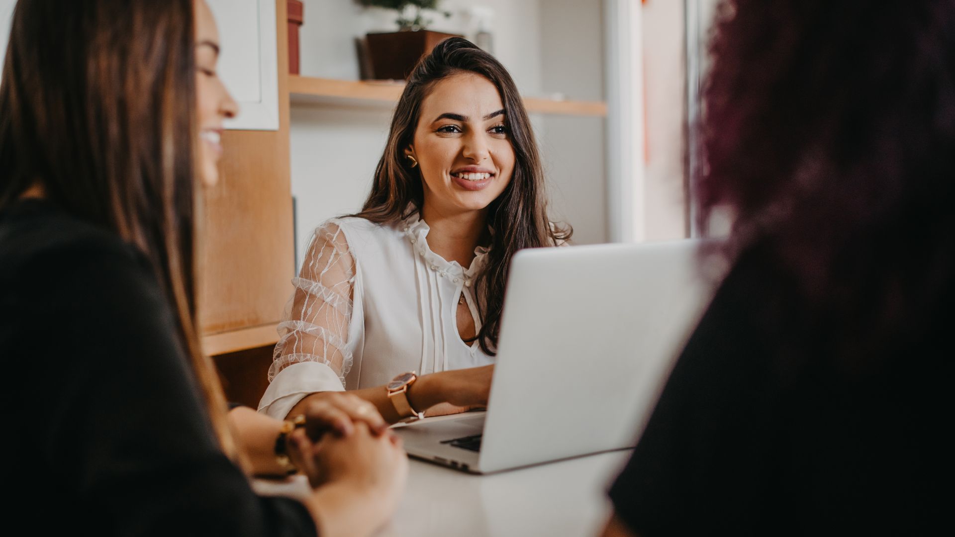 Descubra como avaliações online podem atrair clientes em momentos críticos e transformar sua estratégia de marketing.